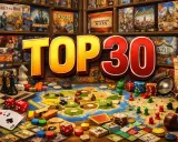 Planszówki na półkach i stole: "TOP 30" gier, kości, karty, pionki i plansza.