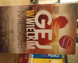 Książki o gejach: "Gej w wielkim mieście" Mikołaja Milcke to zabawne, doprawione refleksją przygody geja z małego miasteczka.