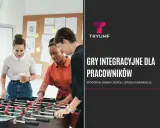 Zespół gra w piłkarzyki w biurze. Gry integracyjne dla pracowników to sposób na zgrany zespół i lepszą komunikację.