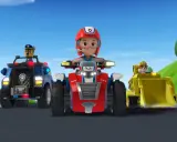 Ryder i jego psiaki z Psiego Patrolu gotowi do akcji na swoich pojazdach: Chase w radiowozie, Ryder na motocyklu, a Marshall w koparce.