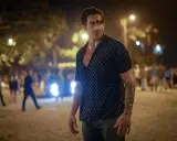 Jake Gyllenhaal w nocnej scenerii, gotowy na akcję w jednym z najlepszych thrillerów.