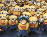 Grupa wesołych, żółtych minionków postacie w niebieskich ogrodniczkach, jeden z nich trzyma tabliczkę "Follow MEL".