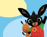 Bing i jego przyjaciel Flop, uśmiechnięte bing postacie, machają na tle błękitnego nieba i żółtego słońca.
