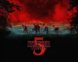 Dzieci na rowerach jadą przez miasto w tle, nad którym wisi potworna, czerwona chmura. To zapowiedź kolejnego sezonu, czyli **stranger things scenariusz**.