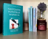 Książki o dzieciach na półce: "Nastolatek potrzebuje wsparcia", "Zdrowy maluszek", "Autyzm i dieta".