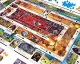 Plansza gry z figurkami i kartami, przypominająca klimatem gry podobne do Talisman. Widać kości, monety i znaczniki.