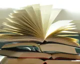Stos otwartych książek, jakby ktoś zastanawiał się, ile książek napisał Stephen King, przeglądając je wszystkie.