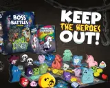 Kolorowe figurki potworów i dwa pudełka z grami planszowymi "Boss Battles" i "Sparkling Guardian". Napis "KEEP THE HEROES OUT!" sugeruje, że gracze wcielają się w potwory.