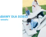 Dzieci bawią się na materacach, tworząc własne przygody. Wspaniałe zabawy dla dzieci na weselu, które zapewnią im mnóstwo radości i ruchu.