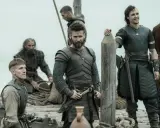 Bohaterowie The Last Kingdom w zbrojach i z bronią, gotowi do walki na statku.