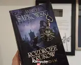Nowa książka Sapkowskiego "Rozdroże Krwów" z wilczym medalionem.