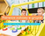 Dwóch chłopców bawi się w żółtym pojeździe, ucząc się współpracy i komunikacji.
