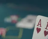 As w kartach, król i walet na stole do gry.