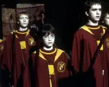 Harry Potter i kamień filozoficzny streszczenie: młodzi czarodzieje w szatach Gryffindoru, w tym Harry, przygotowują się do meczu Quidditcha.