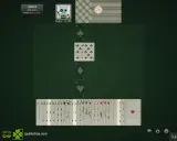 Gra karciana "Siódemki" w wersji demo. Na stole widoczne są karty, w tym kilka siódemek i układ kart do gry.