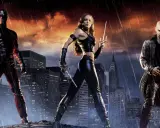 Daredevil, Elektra i Bullseye stoją na tle deszczowego miasta pod czarnym niebem Marvel.