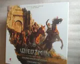 Wiedźmin: Ścieżka Przeznaczenia. Postacie na koniach pędzą ku zamkowi, gotowe na przygodę.