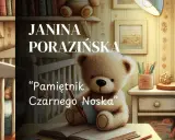 Miś z czarnym noskiem pisze w pamiętniku. Obok przybory do pisania i lampka. W tle łóżeczko i okno.