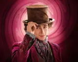 Młody Wonka, od ilu lat marzy o słodkościach? W aksamitnym płaszczu i cylindrze, z tajemniczym uśmiechem.