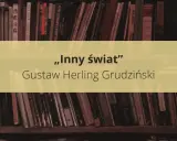 Na tle regału z książkami widnieje napis „Inny świat” Gustawa Herlinga-Grudzińskiego. To streszczenie jego przejmującej opowieści o życiu w łagrze.