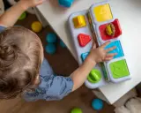Małe rączki odkrywają świat kolorowych kształtów i cyfr na interaktywnej zabawce. Idealne zabawki dla rocznego dziecka blog.
