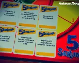 Karty z gry "5 sekund" z zadaniami typu "Wymień 3...". W tle plansza gry i napis "Rodzinna Rozrywka".