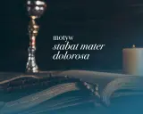 Kielich, otwarta księga z różańcem i płonąca świeca. Napis "stabat mater dolorosa" sugeruje refleksję nad cierpieniem.