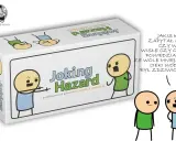 Pudełko gry Joking Hazard. Dwóch bohaterów z gry rozmawia, jeden opowiada żartobliwie o wyborze między Wisłą a Odrą.