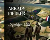 Spitfire'y z Dywizjonu 303 w powietrzu nad polami. W tle napis "Arkady Fiedler".
