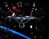 Gwiezdna flota przygotowuje się do misji. Enterprise zbliża się do stacji kosmicznej, a w tle widać błękitną planetę.