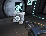 Kostka towarzysząca i portal gun w grze komputerowej Portal.