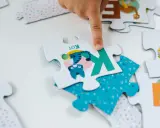 Dziecko układa puzzle dla 6 latka. Na jednym elemencie jest kotek, na innym zebra. Ile elementów?