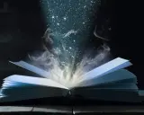 Otwarta księga, z której wydobywa się magiczny pył i dym, niczym zaklęcia z Harry'ego Pottera.