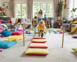 Radosne aktywne zabawy dla 4 latka w domu! Dzieci pokonują tor przeszkód z poduszek i tunelu, mama kibicuje.