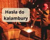 Przy ognisku, w blasku lampek, grupa ludzi śmieje się, a na ekranie widnieje napis "Hasła do kalambury śmieszne".
