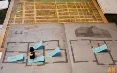 Biuro śledcze w Arkham bada tajemnice domu. Na planie parteru z numerowanymi pomieszczeniami stoi detektyw.