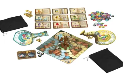 Gra planszowa "Szarlatani z Pasikurowic" BGG. Kolorowe żetony, plansza z miasteczkiem, karty składników i woreczki.