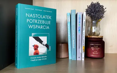 Książki o dzieciach na półce: "Nastolatek potrzebuje wsparcia", "Zdrowy maluszek", "Autyzm i dieta".