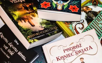 Książka dla 16 latki: "Podróż na koniec świata", "Dzieci dwóch światów", "Mroczna baśń" i inne.