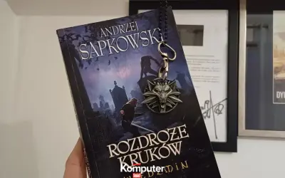 Nowa książka Sapkowskiego "Rozdroże Krwów" z wilczym medalionem.