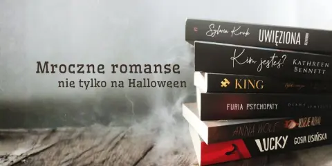 Stos czarnych książek, w tym romans mafijny "Lucky", na drewnianym blacie. Dym i świeca tworzą mroczny klimat.