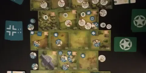 Plansza gry planszowej z żołnierzami i symbolami, gdzie nieustraszeni Normandia walczą o zwycięstwo.