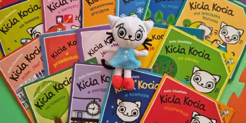 Kicia Kocia i jej przygody w książkach: na basenie, u dentysty, w przedszkolu, na rowerze, w pociągu, w kosmosie i wiele innych.