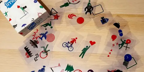 Gra Imago, zestaw kart z symbolami, idealna do ćwiczenia pamięci i kreatywności u seniorów.