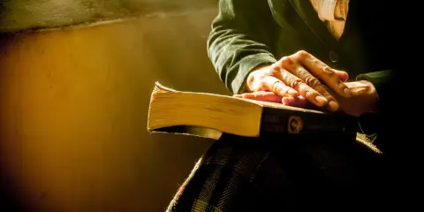 Dłonie spoczywają na książce "Córka Fortuny" Isabel Allende. Może to być streszczenie "Jądra ciemności", które skłania do refleksji.
