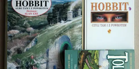 Trzy okładki książek J.R.R. Tolkiena: "Hobbit, czyli tam i z powrotem" w różnych wydaniach.