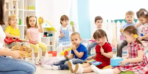 Dzieci na zajęciach muzycznych, grają na instrumentach. To wspaniała gra na poznanie się, która rozwija kreatywność i umiejętności społeczne.