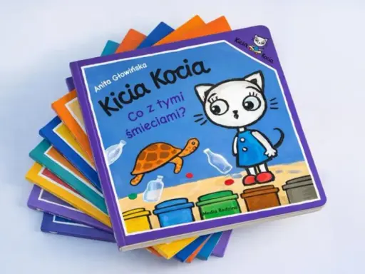 Kicia Kocia i jej przyjaciele uczą się segregować śmieci. Na okładce książki widać Kicię Kocię, żółwia i kolorowe kosze.