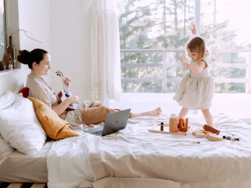 Mama gra na ukulele, a dziecko tańczy. Wspaniałe zabawy dla 5-6 latków w domu, które rozwijają kreatywność i ruch.