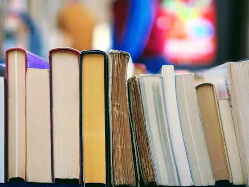 Rząd książek, świadectwo wiedzy i historii. Każda z nich to opowieść, a razem tworzą chwałę zwycięstwa – gloria victis.